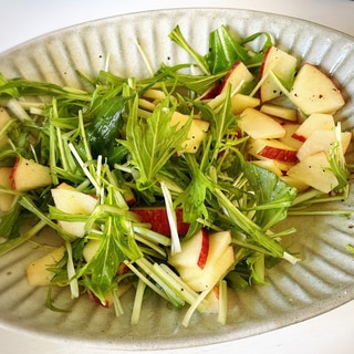 水菜とりんごのサラダ